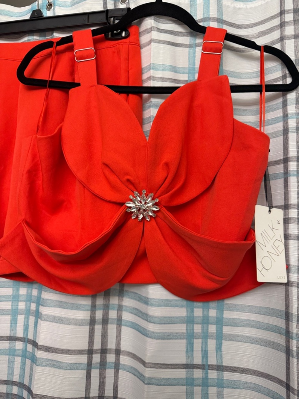 Vibrant Red Two-Piece Crop Top & Skort Set with Center Brooch - Picture 2 of 6